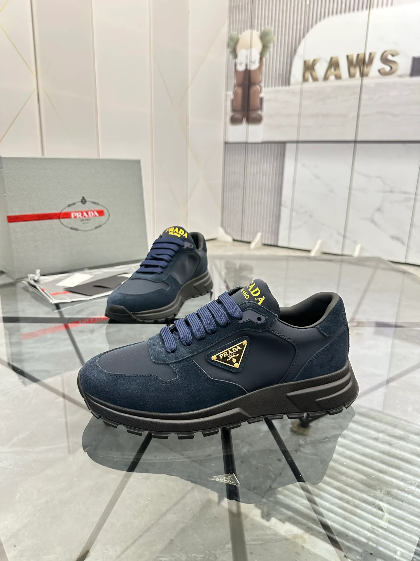 Men's shoes: 💰P580¥ High-end top quality Product trademark: Prada *"Prada*" low-top casual shoes Regular size: 38-45 (can be customized to 46) Product materials: upper imported first-layer nubuck leather spliced ​​with original materials, cowhide lining, cowhide feet, original outsole. Number: 832